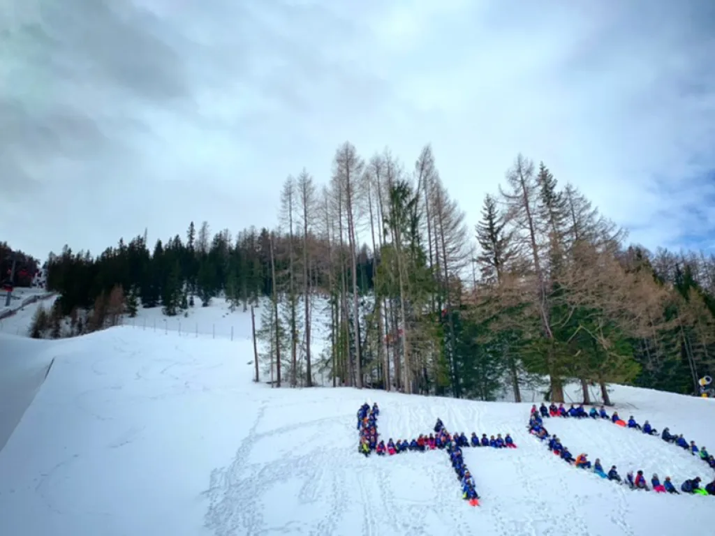 Aus der Ferne fotografiert: Jugendliche bilden im Schnee die Zahl 40.